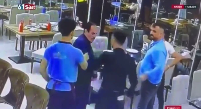 سائح سعودي بطل يلقن عمال مطعم تركي درس قاسي